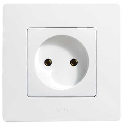 Розетка электрическая без заземления Legrand – Etika, цвет белый Розетка электрическая без заземления Legrand – Etika, цвет белый