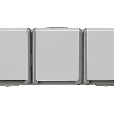 DELTA FLACHE розетка SCHUKO 3-местная с крышками 10A DC/16а AC 250в IP44 горизонтального расположения навесного монтажа брызгозащищенная Siemens 5UB4731